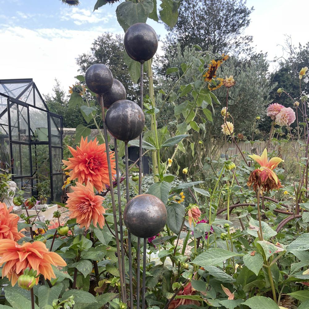 Cluster of 5 Garden Stake Ornaments – Balls Large 5061098721920